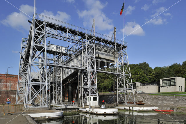 hydraulic boat lift nr. 1 on Canal du Centre