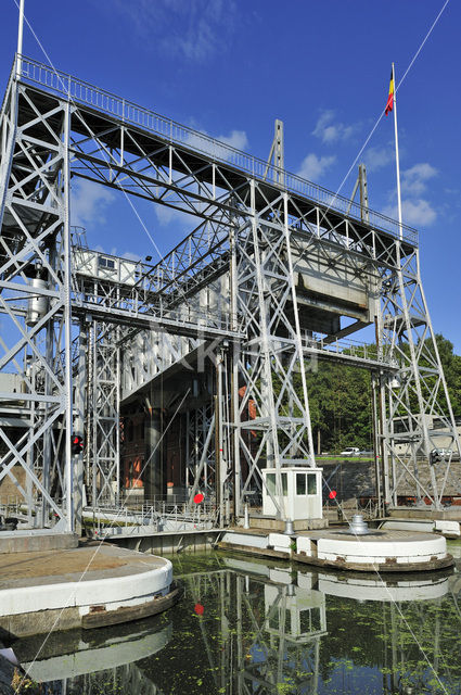 hydraulic boat lift nr. 1 on Canal du Centre