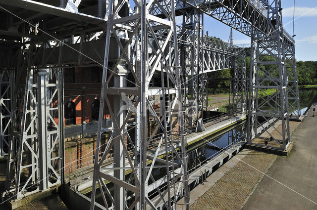 hydraulic boat lift nr. 1 on Canal du Centre