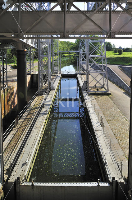 hydraulic boat lift nr. 1 on Canal du Centre