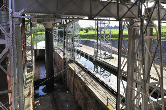 hydraulic boat lift nr. 1 on Canal du Centre