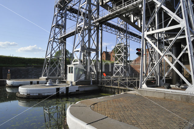 hydraulic boat lift nr. 1 on Canal du Centre