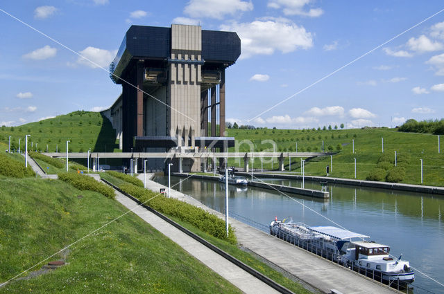 Strépy-Thieu boat lift