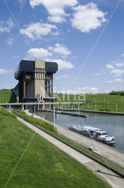 Strépy-Thieu boat lift