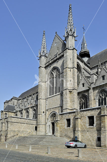 Collegiale Sint-Waltrudiskerk