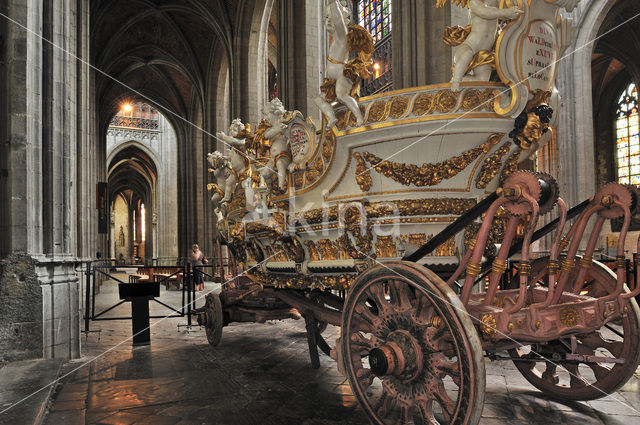 Collegiale Sint-Waltrudiskerk